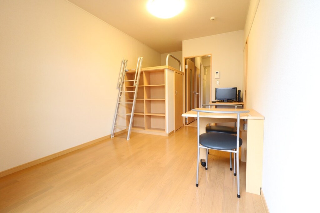 物件内観写真5　(１Fはフローリング仕様・２Ｆは絨毯仕様になります。)