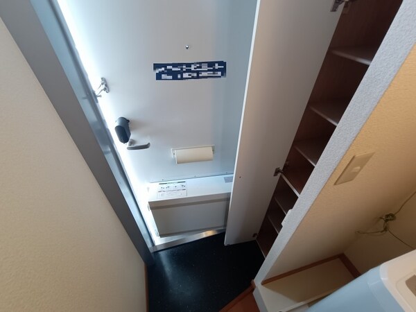 玄関(玄関には下駄箱スペースがあります。)