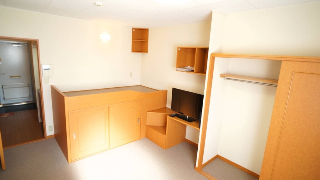 物件内観写真6　(クローゼットの上にも更に収納スペースをご用意しております。)