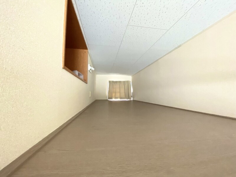 物件内観写真16　(窓付きのロフトで空調も調えやすいです♪)