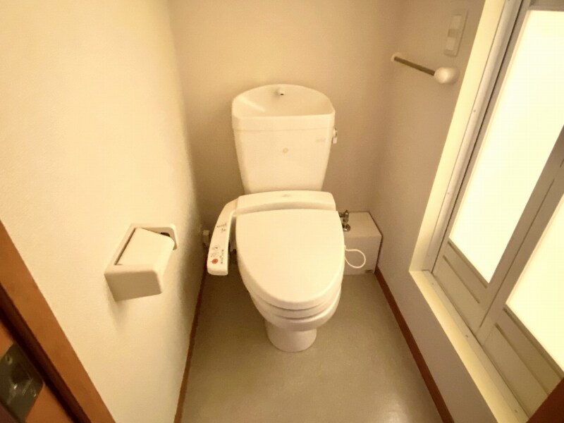 物件内観写真17　(温水洗浄便座です。)