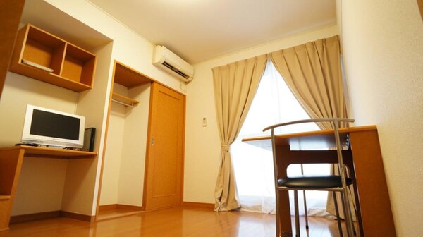 リビング(収納も完備！リビングを広く使えます！)