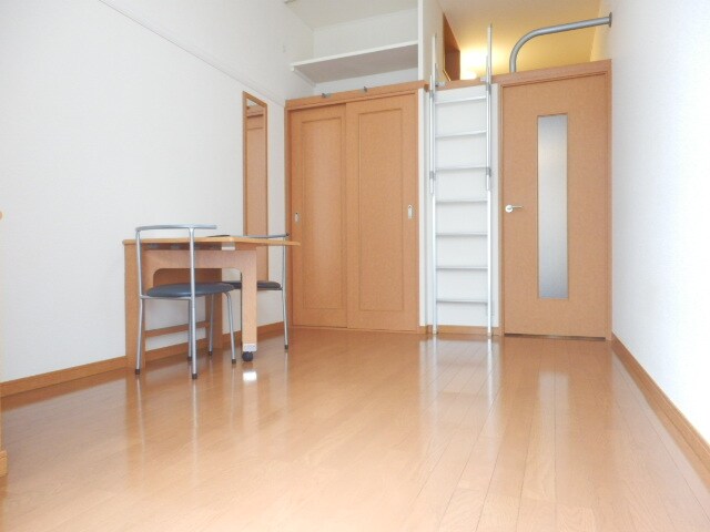 物件内観写真5　(1Fフローリング)