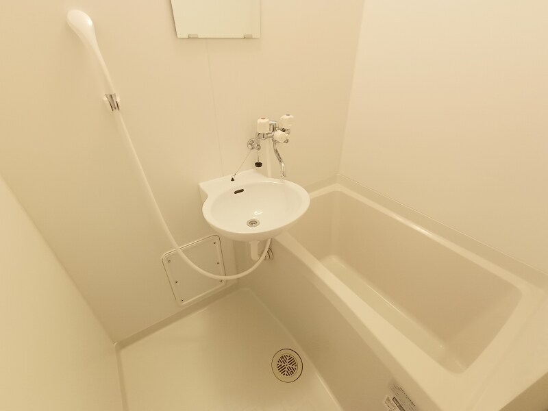 物件内観写真5　(浴室乾燥付き。実際のお風呂は仕様が異なる場合がございます)