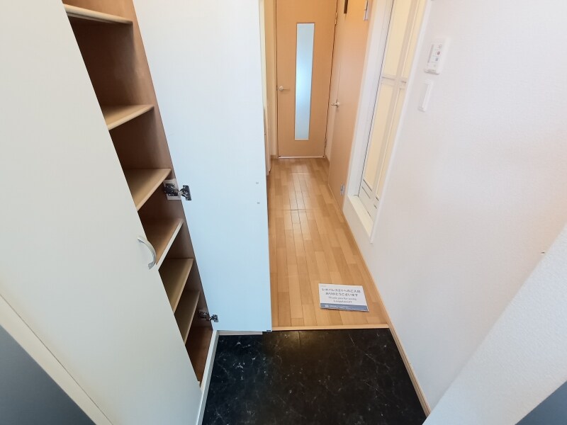 物件内観写真7　(実際の玄関は仕様が異なる場合がございます)