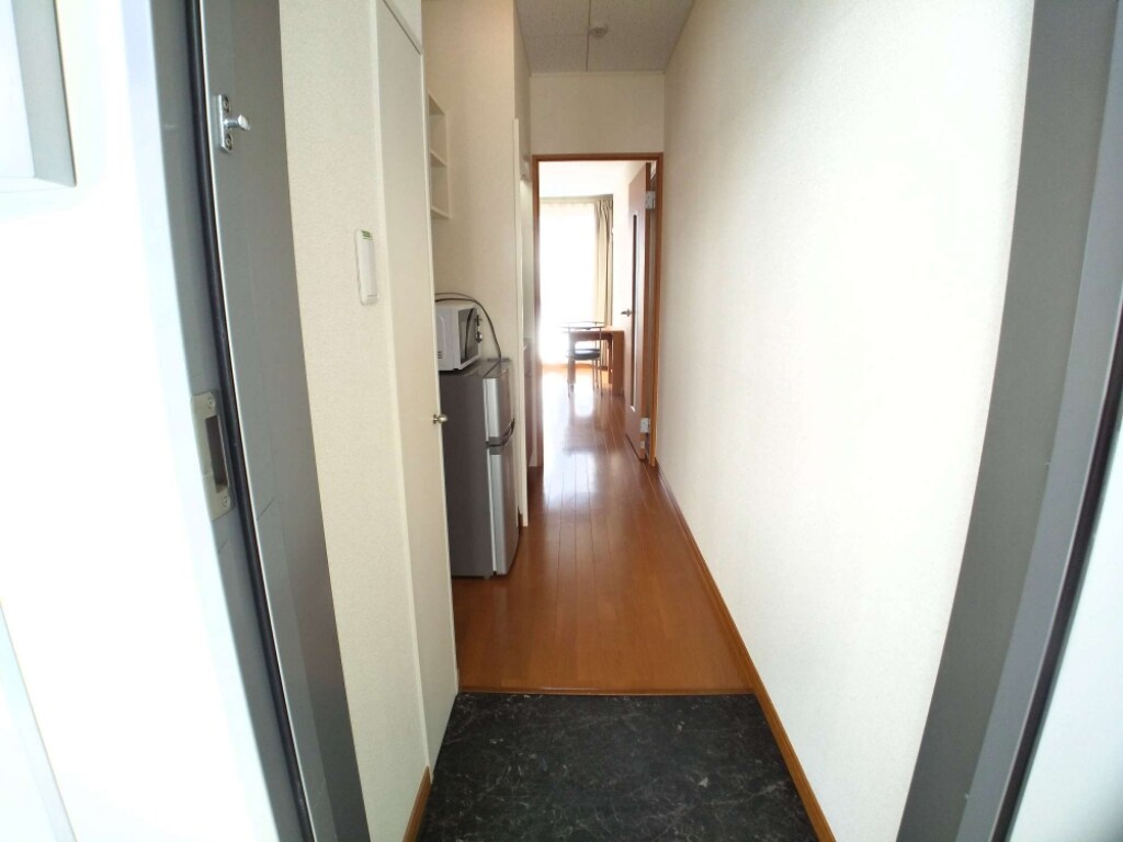 物件内観写真7　(玄関ドアは防犯サムターン設置)