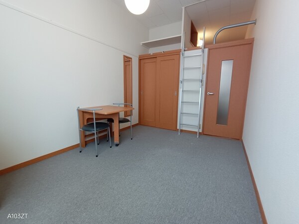 ベッドルーム(家電・家具付きのお部屋です。)