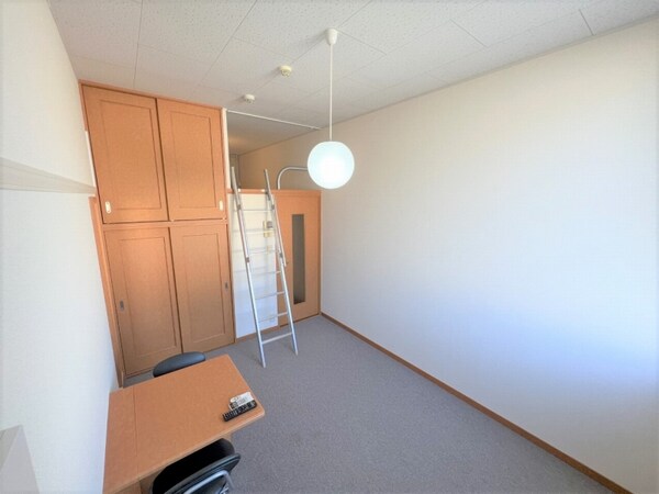 リビング(家電・家具付きの部屋です。)