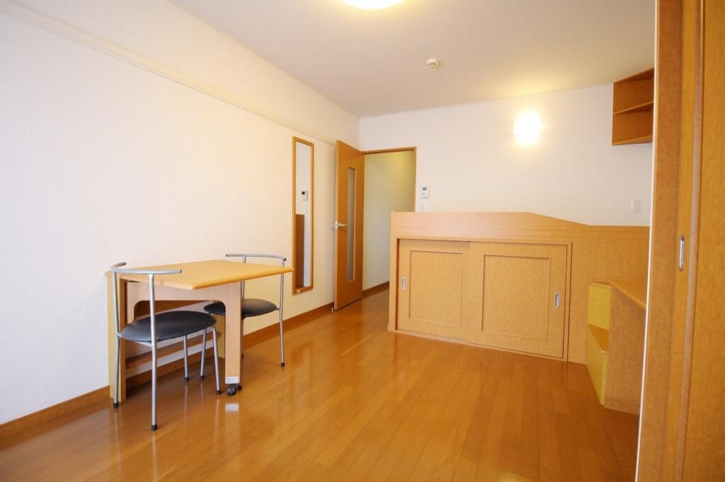 物件内観写真6　(ベッドやテーブル・椅子などの家具類も完備！)