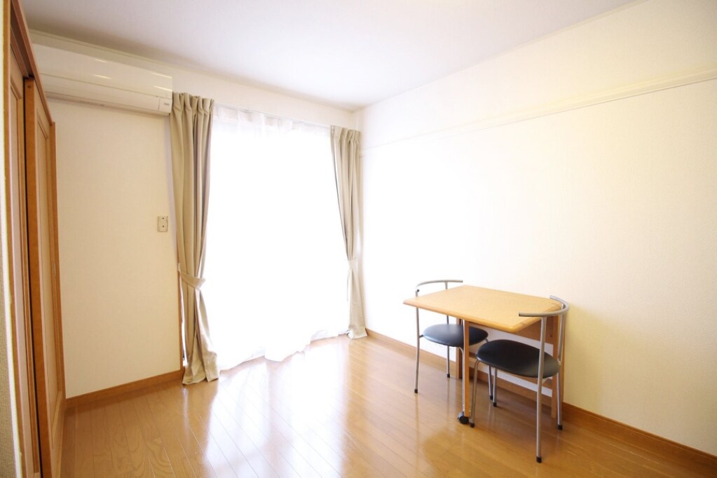 物件内観写真13　(採光面は西向きです。)