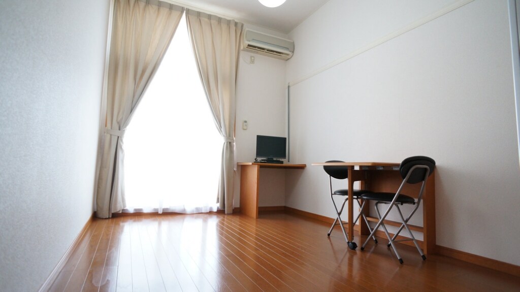 物件内観写真13　(カーテン、エアコン等、入居してすぐ必要なものがそろってます♪)