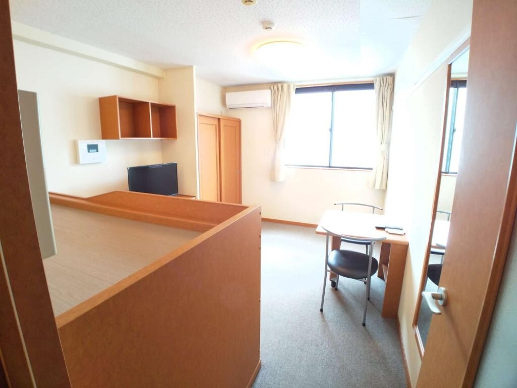 物件内観写真4　(ワイドな窓にて明るいお部屋)