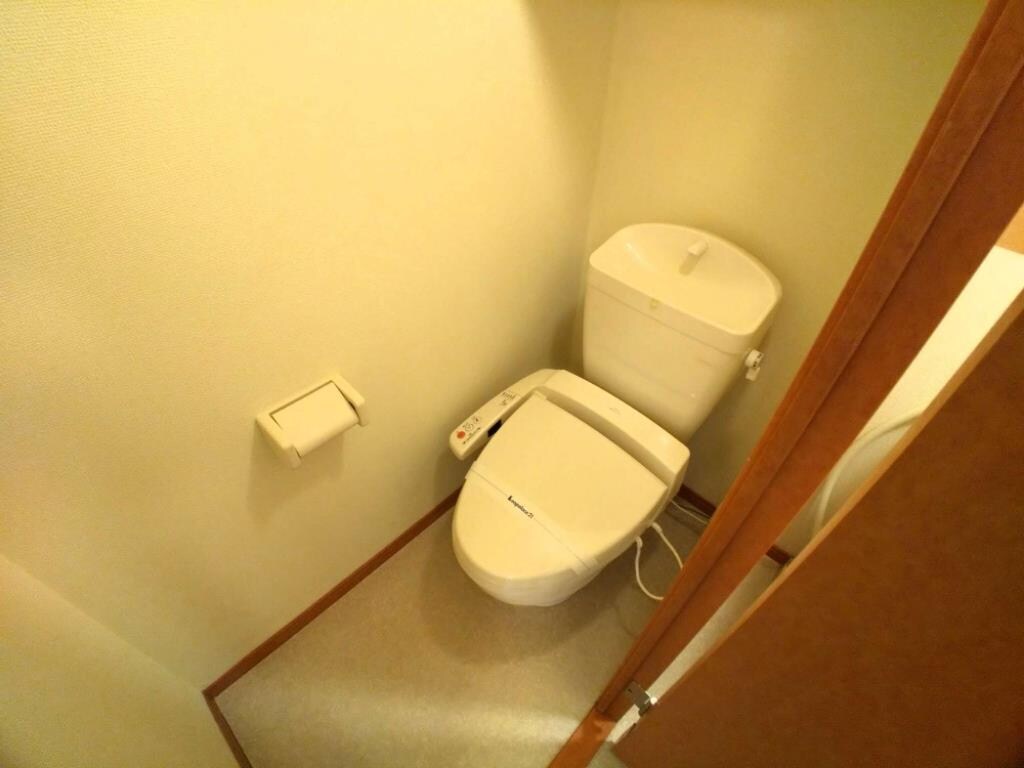 物件内観写真9　(明るく清潔感のあるトイレ)