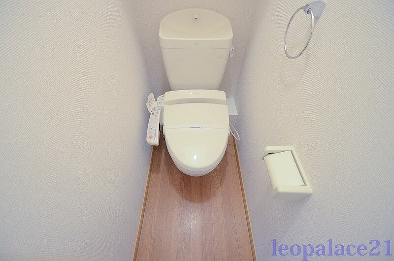 物件内観写真8　(明るく清潔感のあるトイレ。温水洗浄便座　完備！！)