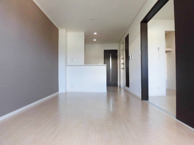 物件内観写真4　(広いリビングが自慢です♪)