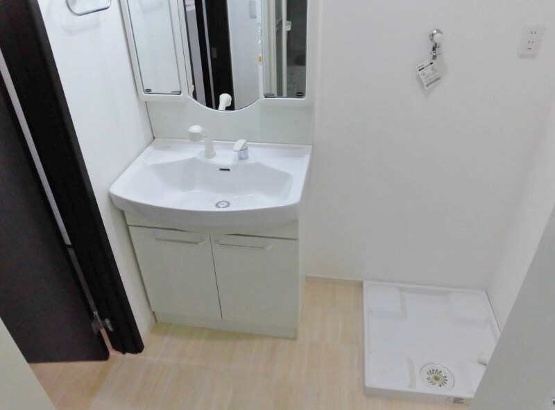 物件内観写真11　(三面鏡が付いた洗面化粧台♪)