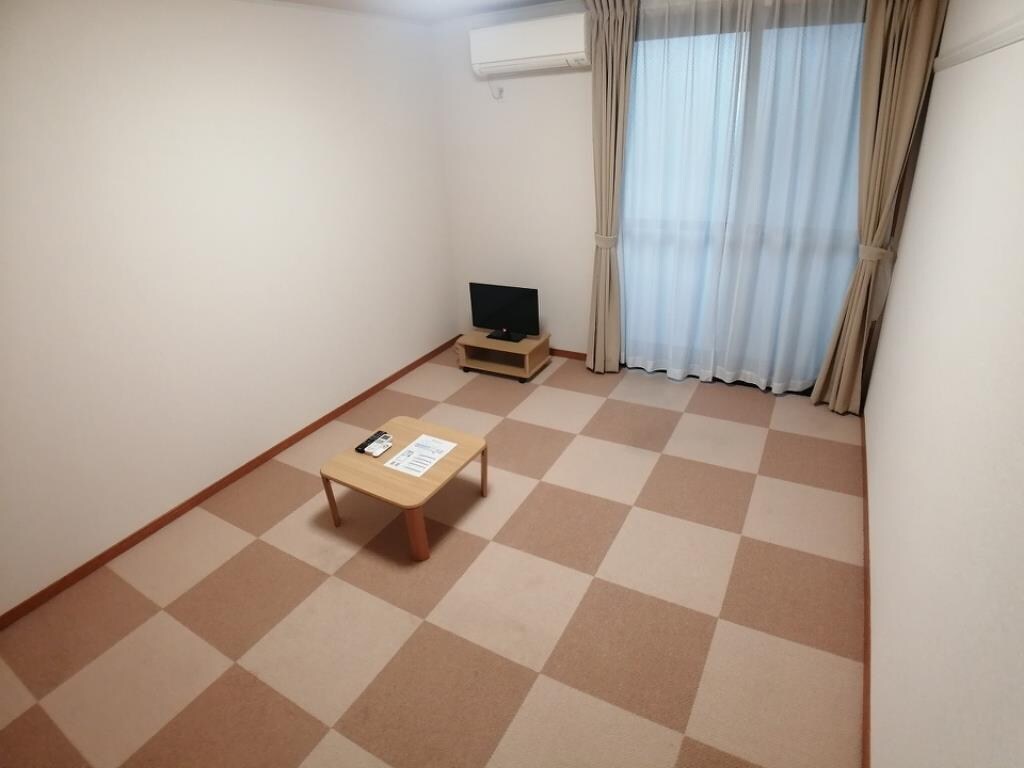 物件内観写真4　(同タイプの物件写真。絨毯の仕様が異なる場合がございます。)