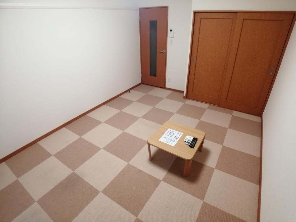 物件内観写真6　(同タイプの物件写真。絨毯の仕様が異なる場合があります)