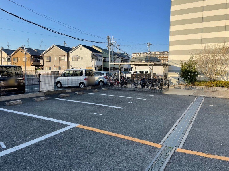 物件内観写真12　(駐車場は別途料金が必要です。)