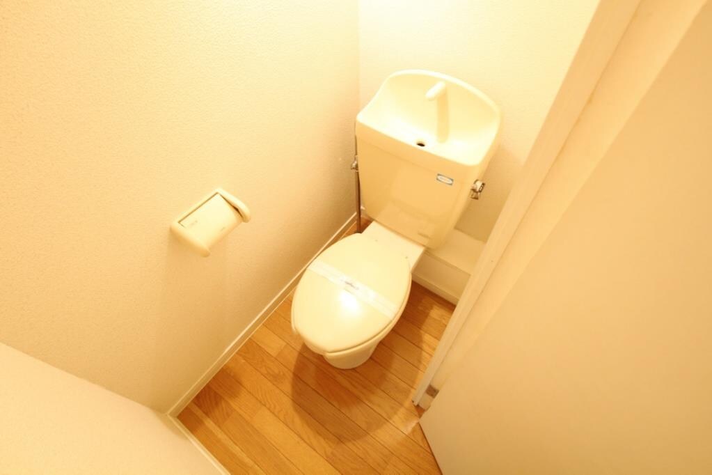 物件内観写真8　(明るく清潔感のあるトイレ)