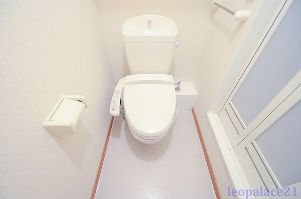トイレ(トイレの壁には棚が設置されています。)