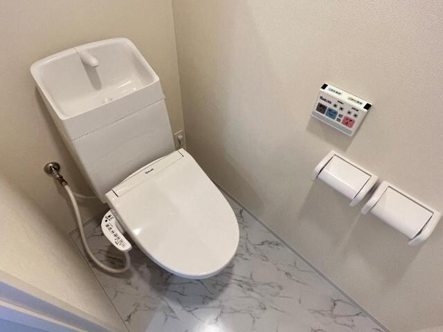 物件内観写真11　(シャワー付トイレ)