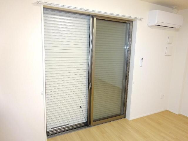 物件内観写真18　(窓シャッター)
