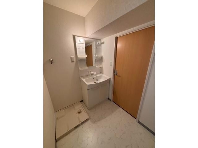 物件内観写真8　(洗髪洗面化粧台と洗濯置場付近)