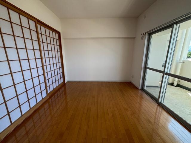 物件内観写真9　(5.9帖の洋室は南向きです)