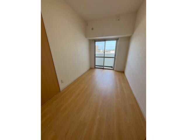 物件内観写真11　(バルコニーに面した洋室)