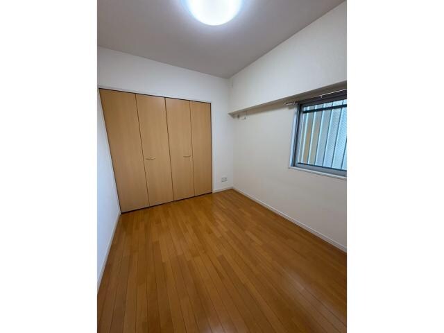 物件内観写真13　(5帖の洋室にも窓付きです！)