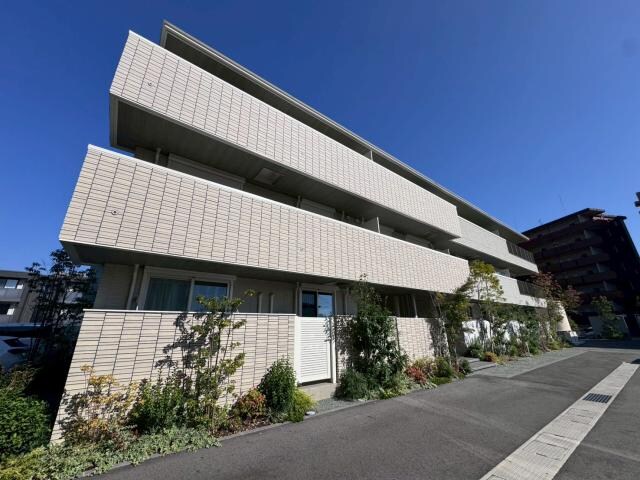 物件外観写真1　(重量鉄骨造の3階建てです)