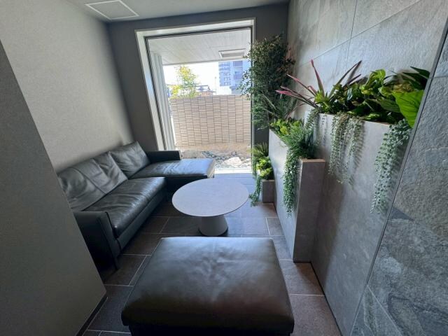 物件外観写真3　(エントランス付近)