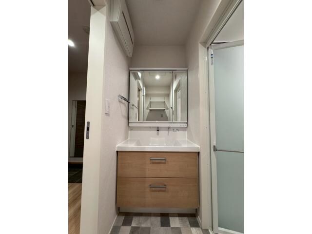 物件内観写真9　(三面鏡で収納力のある洗面台！)