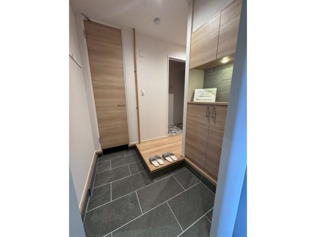 物件内観写真13　(とても広々とした玄関周りです)