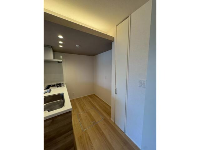 物件内観写真15　(冷蔵庫置場も奥行き有り！！)