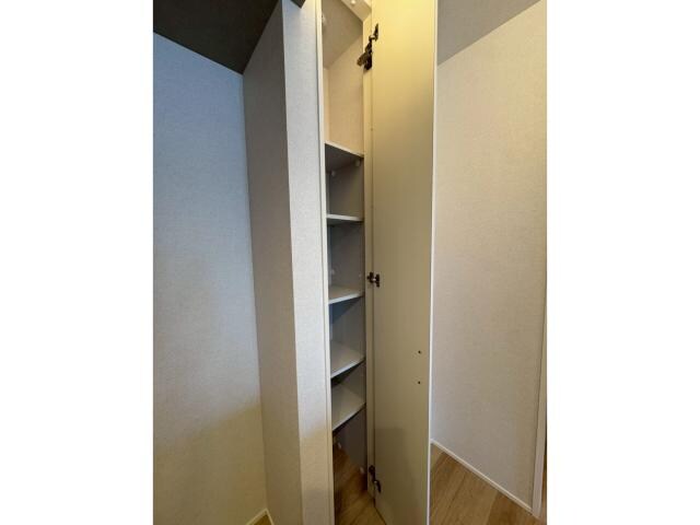 物件内観写真16　(調理中に助かるパントリー)