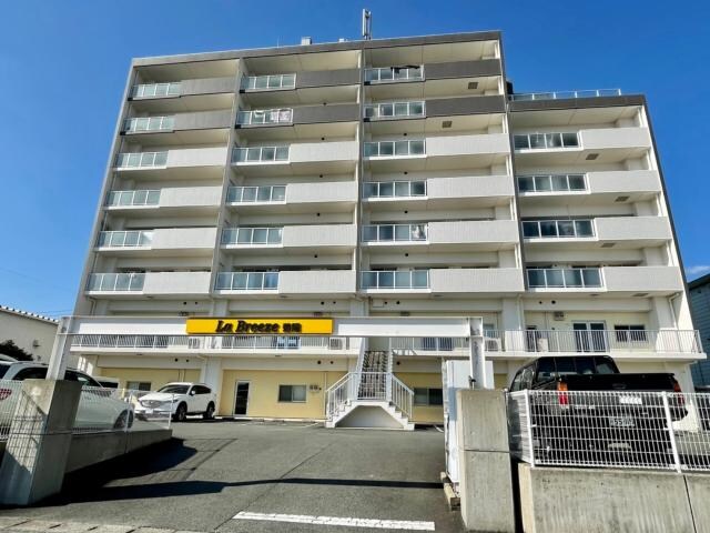 物件外観写真1　(鉄筋コンクリート造（RC造）の8階建てです！)