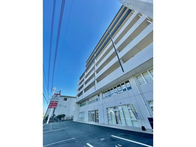 物件外観写真2　(菊陽バイパス側。居住用は３階からです)