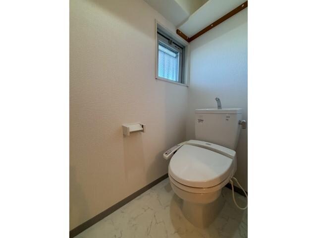 物件内観写真7　(白を基調とした清潔感あるトイレ)