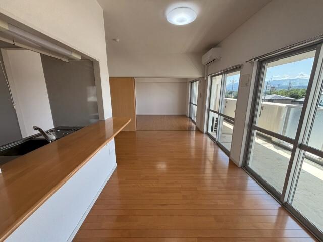 物件内観写真8　(隣の洋室と繋げるとLDK広々)