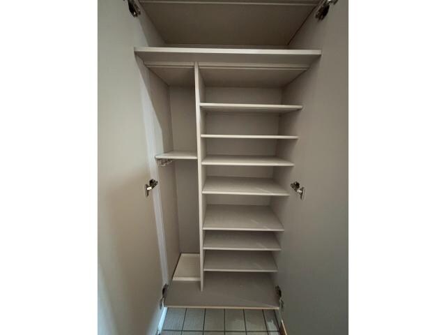 物件内観写真14　(玄関には傘が収納できる靴箱)