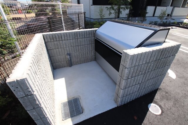 物件内観写真5　(敷地内ゴミ捨場)