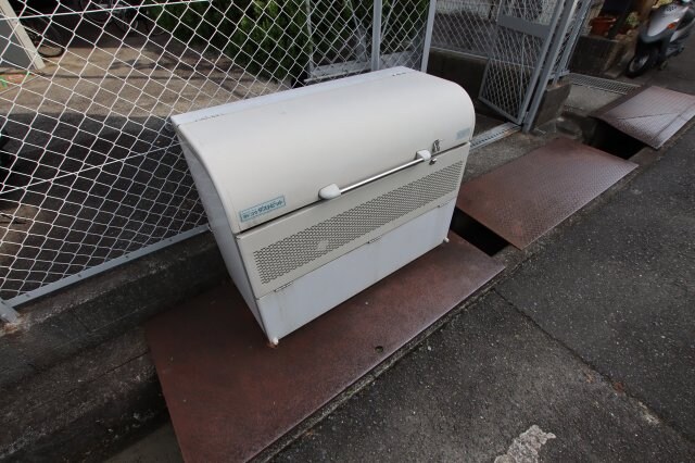 物件内観写真5　(敷地内ゴミ置き場)