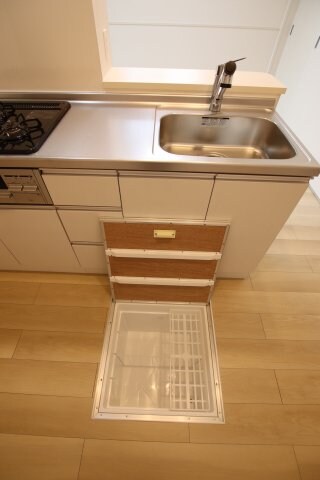 物件内観写真11　(床下収納)