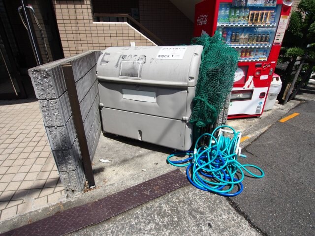 物件内観写真5　(敷地内ゴミ捨場)