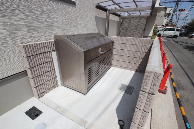 物件内観写真5　(敷地内ゴミ捨場)