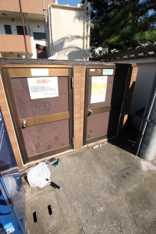 物件内観写真5　(敷地内ゴミ捨場)