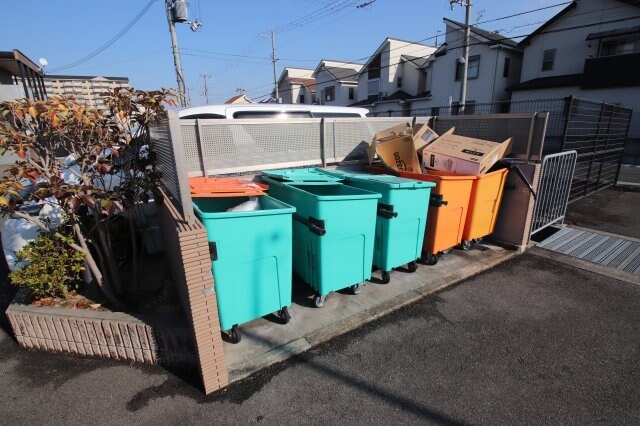 物件内観写真5　(敷地内ゴミ置き場)