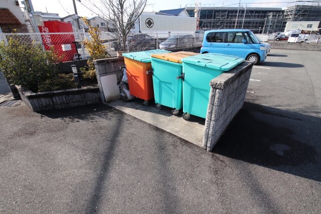 物件内観写真5　(敷地内ゴミ置き場)